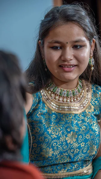 Familia india celebrando el festival Raksha Bandhan. —  Fotos de Stock