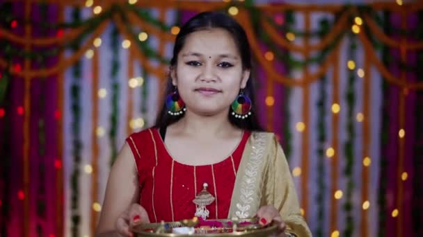Raksha Bandhan 'ın evinde etnik Hint elbisesi giyen Hintli bir kız. — Stok video