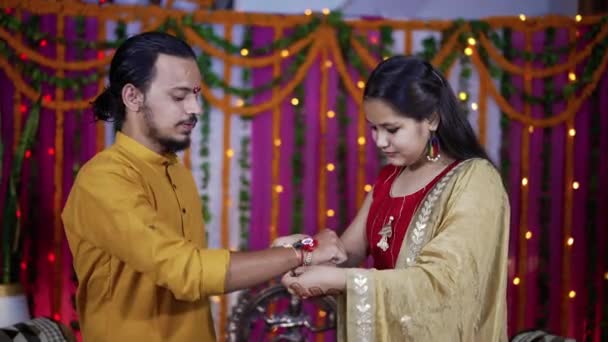 Sister tying the rakhi — Stock Video