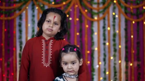 Indyjskie dzieci w etnicznej sukience Indian podczas Raksha Bandhan. — Wideo stockowe
