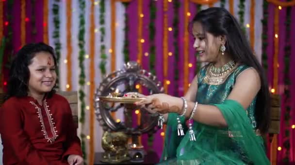 Indian family celebrating Raksha Bandhan festival. — Stock Video