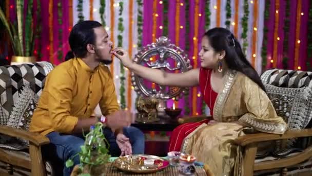 Indian family celebrating Raksha Bandhan festival. — Stock Video