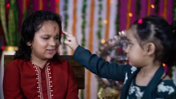 Indiase familie viert Raksha Bandhan festival. — Stockvideo