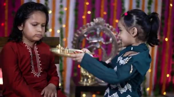 Família indiana celebrando o festival Raksha Bandhan. — Vídeo de Stock
