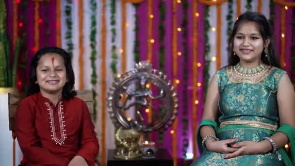 Indiase kinderen dragen etnische Indiase jurk tijdens Raksha Bandhan. — Stockvideo