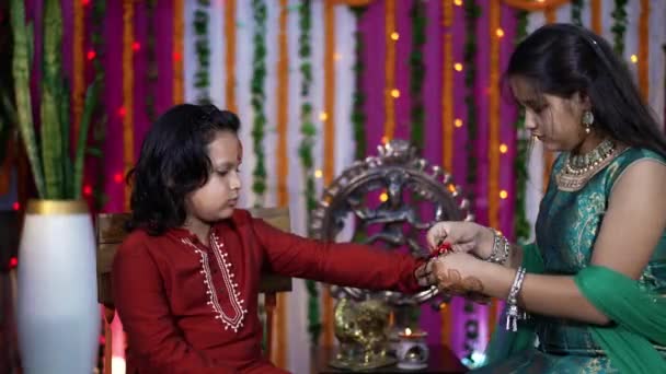 Sister tying the rakhi — Stock Video