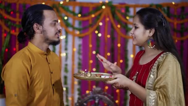 Indian family celebrating Raksha Bandhan festival. — Stock Video