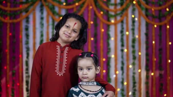 Raksha Bandhan sırasında Hintli çocuklar etnik Hint elbisesi giyiyordu.. — Stok video