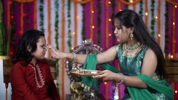 Indyjska rodzina świętuje festiwal Raksha Bandhan. — Wideo stockowe