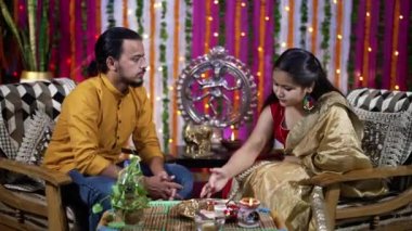 Hint ailesi Raksha Bandhan festivalini kutluyor.