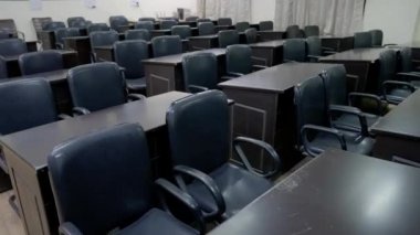 Sınıfta yüz maskesi takan Hintli öğrenciler. Uzun koronavirüs kilitlenmesinden sonra okul yeniden açılıyor.. 