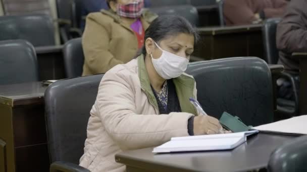 Indiase scholieren dragen gezichtsmasker in de klas. School heropent na lange coronavirus lockdown. — Stockvideo