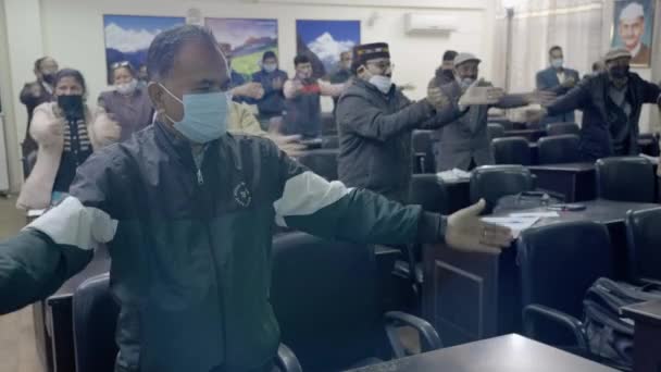 Sınıfta yüz maskesi takan Hintli öğrenciler. Uzun koronavirüs kilitlenmesinden sonra okul yeniden açılıyor.. — Stok video