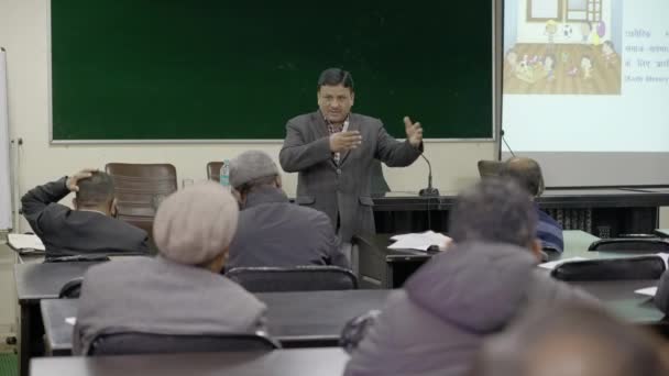 Estudantes indianos usando máscara facial na sala de aula. Escola reabre após longo bloqueio do coronavírus. — Vídeo de Stock