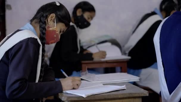 Estudantes indianos usando máscara facial na sala de aula. Escola reabre após longo bloqueio do coronavírus. — Vídeo de Stock