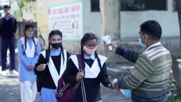 Indische Schüler tragen im Unterricht Gesichtsmasken. Schule öffnet nach langer Coronavirus-Sperrung wieder. — Stockvideo