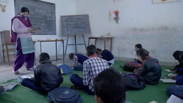 Indische Schüler tragen im Unterricht Gesichtsmasken. Schule öffnet nach langer Coronavirus-Sperrung wieder. — Stockvideo