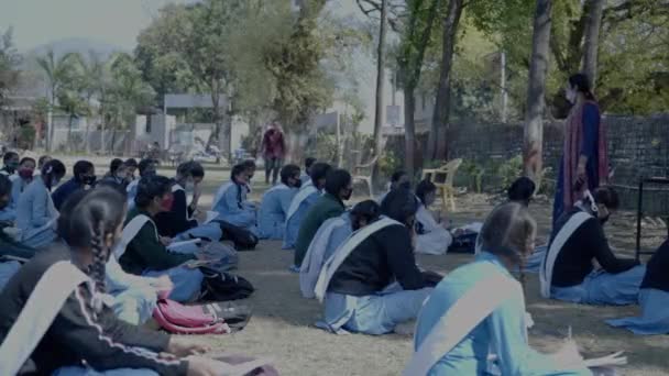 Estudiantes de la escuela india usando mascarilla en clase. La escuela vuelve a abrir después de un largo bloqueo del coronavirus. — Vídeos de Stock