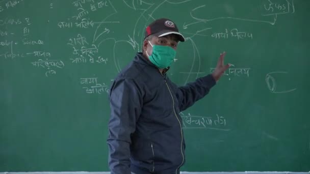 Indiase scholieren dragen gezichtsmasker in de klas. School heropent na lange coronavirus lockdown. — Stockvideo