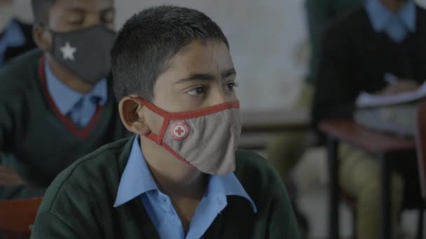 Indiase scholieren dragen gezichtsmasker in de klas. School heropent na lange coronavirus lockdown. — Stockvideo