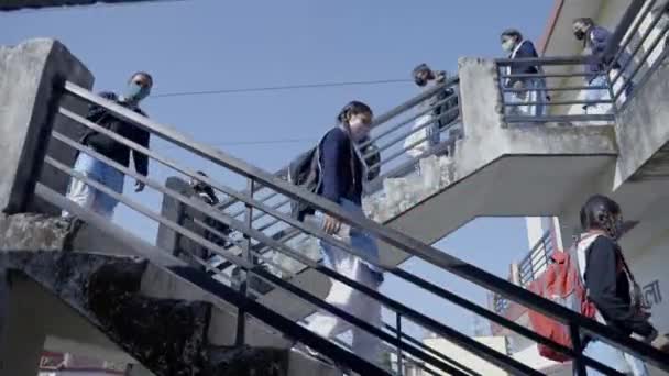 Studenti delle scuole indiane che indossano la maschera facciale in classe. La scuola riapre dopo il lungo isolamento del coronavirus. — Video Stock