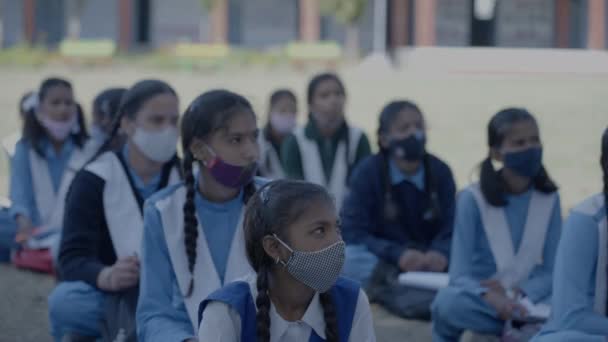 インドの学生はクラスでフェイスマスクを着用します。学校は長いコロナウイルスのロックダウン後に再開します. — ストック動画