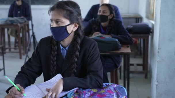 Indische Schüler tragen im Unterricht Gesichtsmasken. Schule öffnet nach langer Coronavirus-Sperrung wieder. — Stockvideo