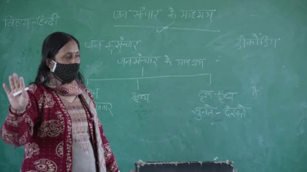 Indiai iskolások arcmaszkot viselnek az osztályban. Hosszú koronavírus-zárlat után újra megnyílik az iskola.. — Stock videók