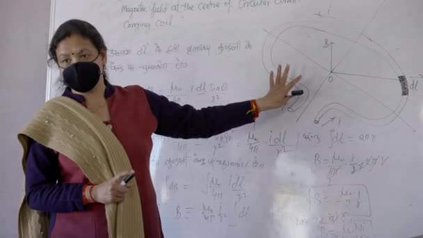 Studenti delle scuole indiane che indossano la maschera facciale in classe. La scuola riapre dopo il lungo isolamento del coronavirus. — Video Stock