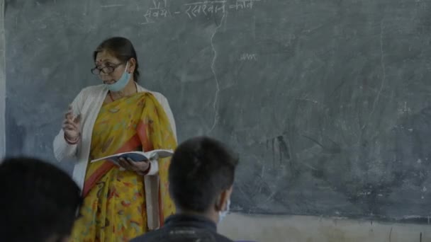 Estudiantes de la escuela india usando mascarilla en clase. La escuela vuelve a abrir después de un largo bloqueo del coronavirus. — Vídeo de stock