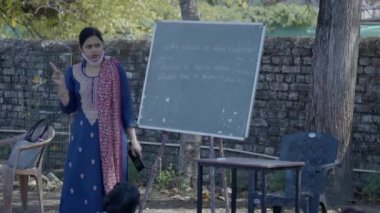 Sınıfta yüz maskesi takan Hintli öğrenciler. Uzun koronavirüs kilitlenmesinden sonra okul yeniden açılıyor.. 