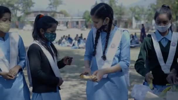 Siswa sekolah India memakai masker wajah di kelas. Sekolah dibuka kembali setelah penobatan yang lama ditutup.. — Stok Video