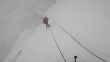 Hintli dağcılar Everest ana kampına doğru ilerliyorlar.. 