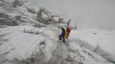 Hintli dağcılar Everest ana kampına doğru ilerliyorlar.. 