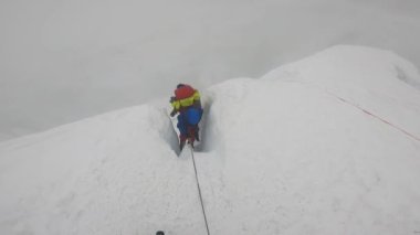 Hintli dağcılar Everest ana kampına doğru ilerliyorlar.. 