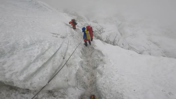 Pendaki India pelacakan menuju pangkalan Everest. — Stok Video