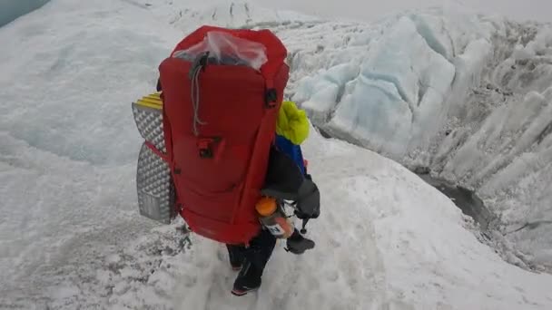 Індійські альпіністи стежать за базовим табором Евересту.. — стокове відео