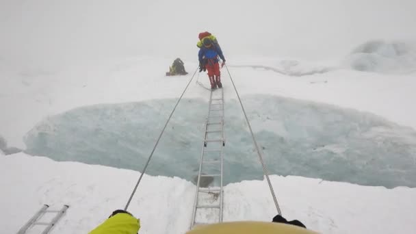 Escaladores indios rastreando hacia el campamento base del Everest. — Vídeo de stock