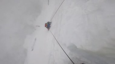 Hintli dağcılar Everest ana kampına doğru ilerliyorlar.. 