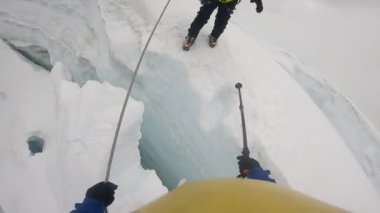 Hintli dağcılar Everest ana kampına doğru ilerliyorlar.. 