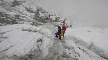 Hintli dağcılar Everest ana kampına doğru ilerliyorlar.. 