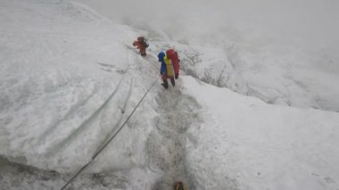 Hintli dağcılar Everest ana kampına doğru ilerliyorlar.. 