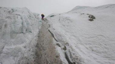 Hintli dağcılar Everest ana kampına doğru ilerliyorlar.. 