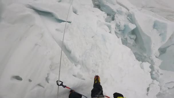 Escaladores indios rastreando hacia el campamento base del Everest. — Vídeo de stock