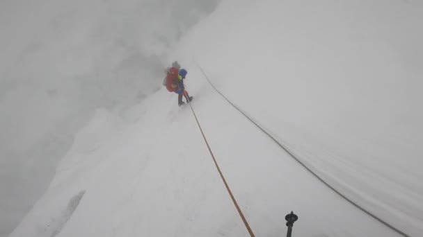 Escaladores indianos em direção ao acampamento base do Everest. — Vídeo de Stock