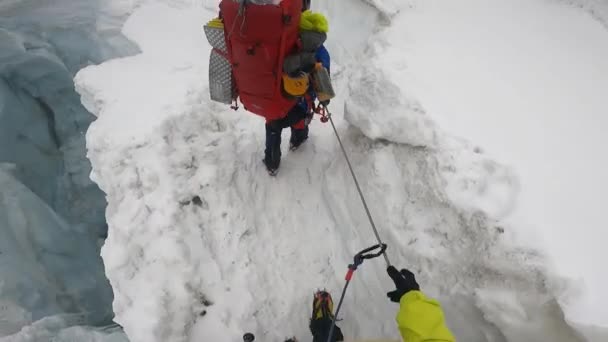 エベレストベースキャンプに向かって追跡するインドの登山家. — ストック動画