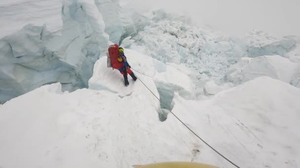 Escaladores indianos em direção ao acampamento base do Everest. — Vídeo de Stock