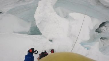 Hintli dağcılar Everest ana kampına doğru ilerliyorlar.. 