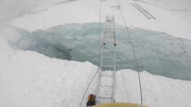 Hintli dağcılar Everest ana kampına doğru ilerliyorlar.. 