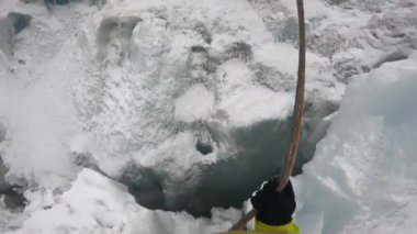 Hintli dağcılar Everest ana kampına doğru ilerliyorlar.. 